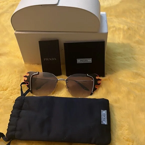 💯 Authentic Stylish Prada Sunglasses. Wore them about 3 times. - Picture 11 of 11